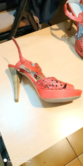 Zapatos de tacón alto y plataforma de piel roja