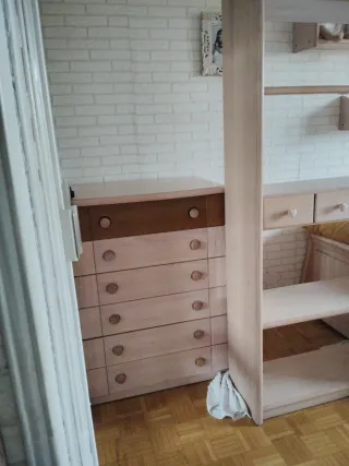 Estantería y cómoda de madera