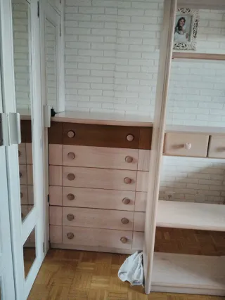 Estantería y cómoda de madera