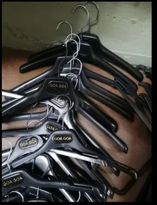 60 Perchas Plástico Variadas Negras y Blancas