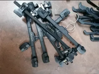 60 Perchas Plástico Variadas Negras y Blancas