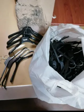 60 Perchas Plástico Variadas Negras y Blancas