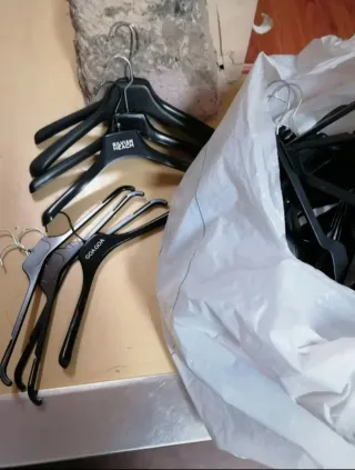 60 Perchas Plástico Variadas Negras y Blancas