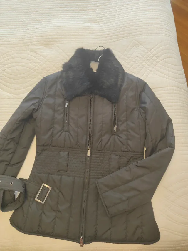 Abrigo entallado con cuello de pelo de conejo desm