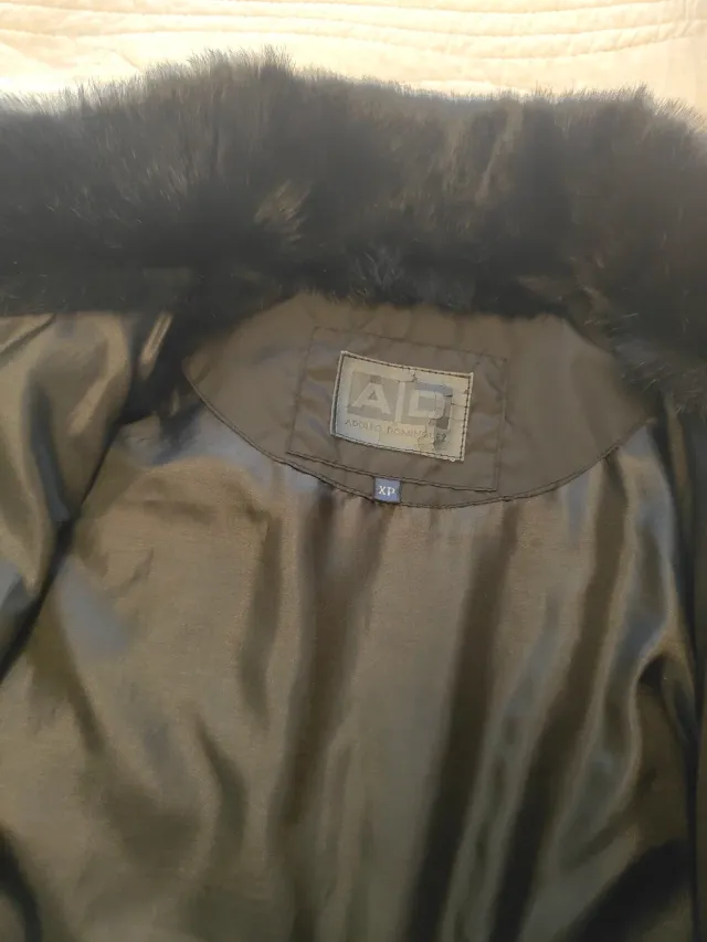 Abrigo entallado con cuello de pelo de conejo desm