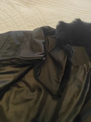 Abrigo entallado con cuello de pelo de conejo desm