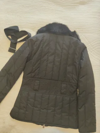 Abrigo entallado con cuello de pelo de conejo desm