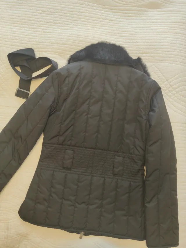 Abrigo entallado con cuello de pelo de conejo desm