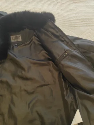 Abrigo entallado con cuello de pelo de conejo desm