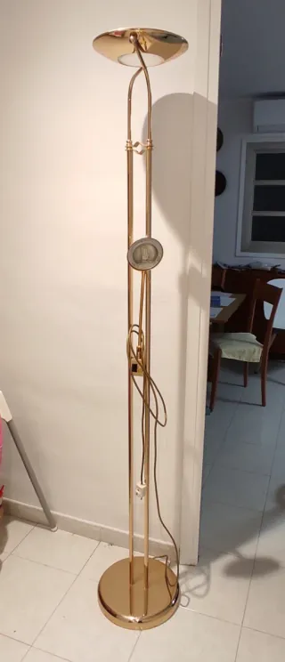 Lámpara de pie dorada metal