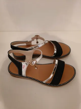 Sandalias negras y plateadas