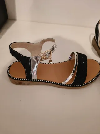 Sandalias negras y plateadas