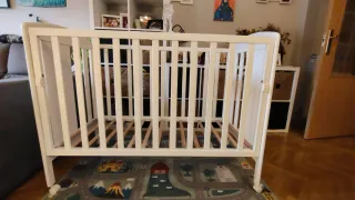 Cuna blanca con colchón y altura regulable