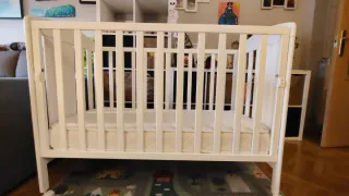 Cuna blanca con colchón y altura regulable