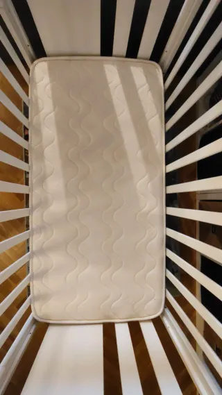 Cuna blanca con colchón y altura regulable