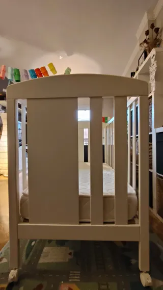 Cuna blanca con colchón y altura regulable