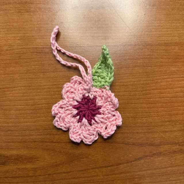 Pendente fiore di ciliegio uncinetto