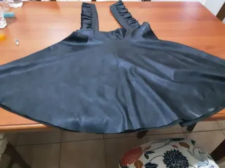 Gonna con bretelle in ecopelle nera