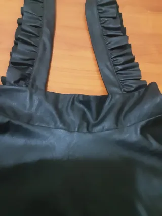 Gonna con bretelle in ecopelle nera