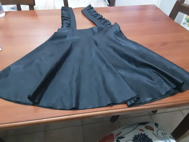 Gonna con bretelle in ecopelle nera