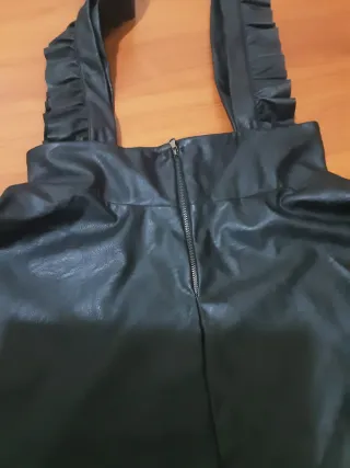 Gonna con bretelle in ecopelle nera