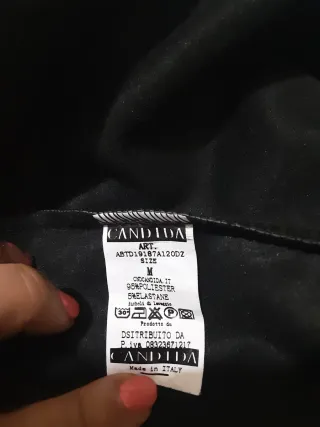 Gonna con bretelle in ecopelle nera