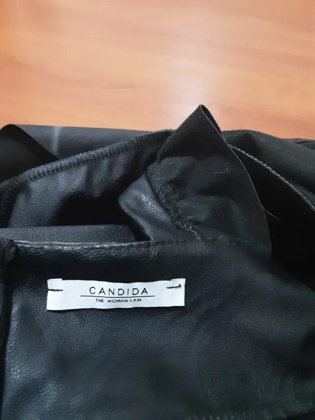 Gonna con bretelle in ecopelle nera