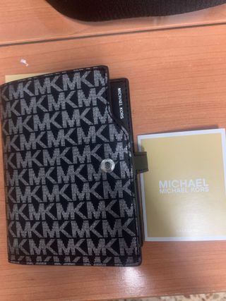 Cartera Michael Kors Monogram MK Negra Plateada