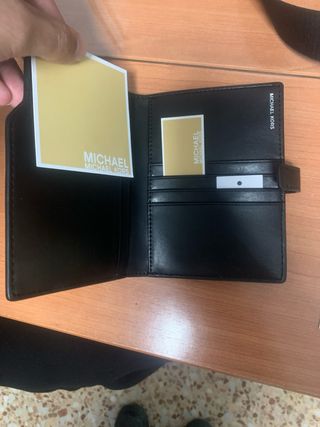 Cartera Michael Kors Monogram MK Negra Plateada