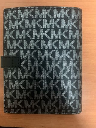 Cartera Michael Kors Monogram MK Negra Plateada