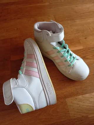 Zapatillas Adidas altas blancas y rosas