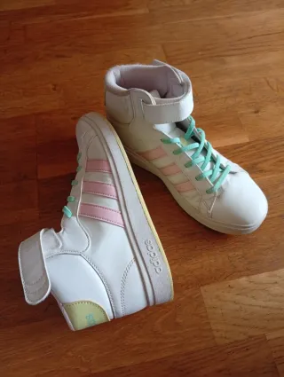 Zapatillas Adidas altas blancas y rosas