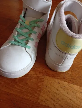Zapatillas Adidas altas blancas y rosas