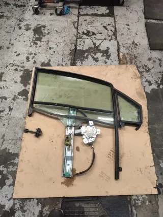 Luna delantera derecha con elevalunas