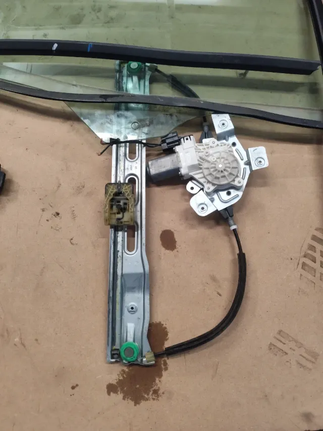 Luna delantera derecha con elevalunas