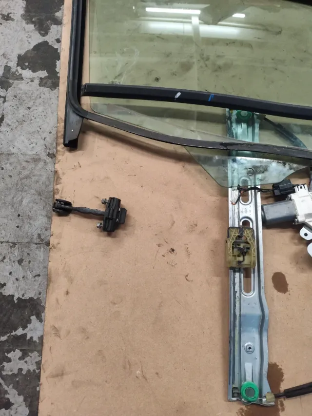 Luna delantera derecha con elevalunas