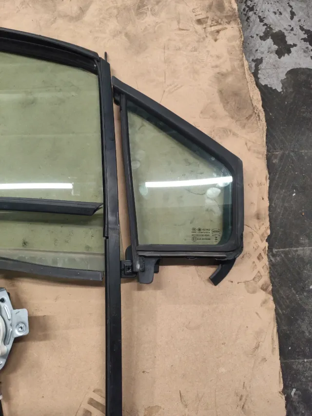 Luna delantera derecha con elevalunas