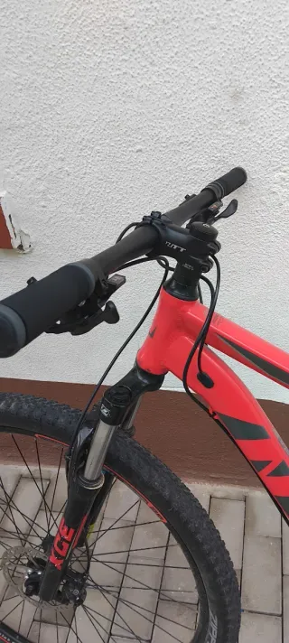 Bicicleta de montaña roja