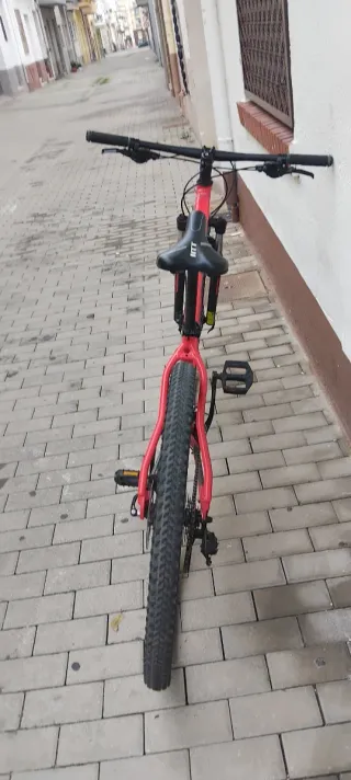 Bicicleta de montaña roja