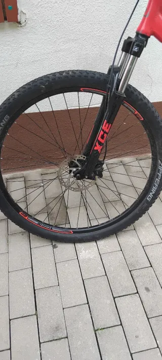 Bicicleta de montaña roja