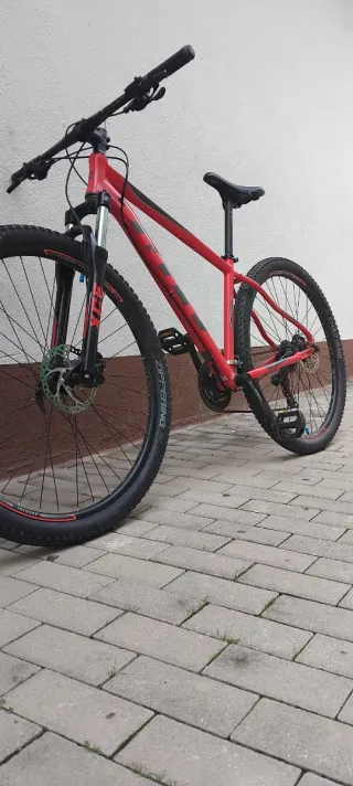 Bicicleta de montaña roja