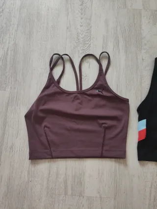 Top deportivo Puma morado y top Nike negro.