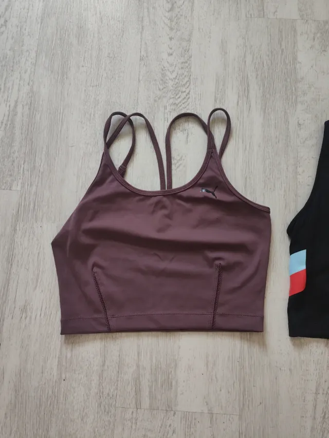 Top deportivo Puma morado y top Nike negro.