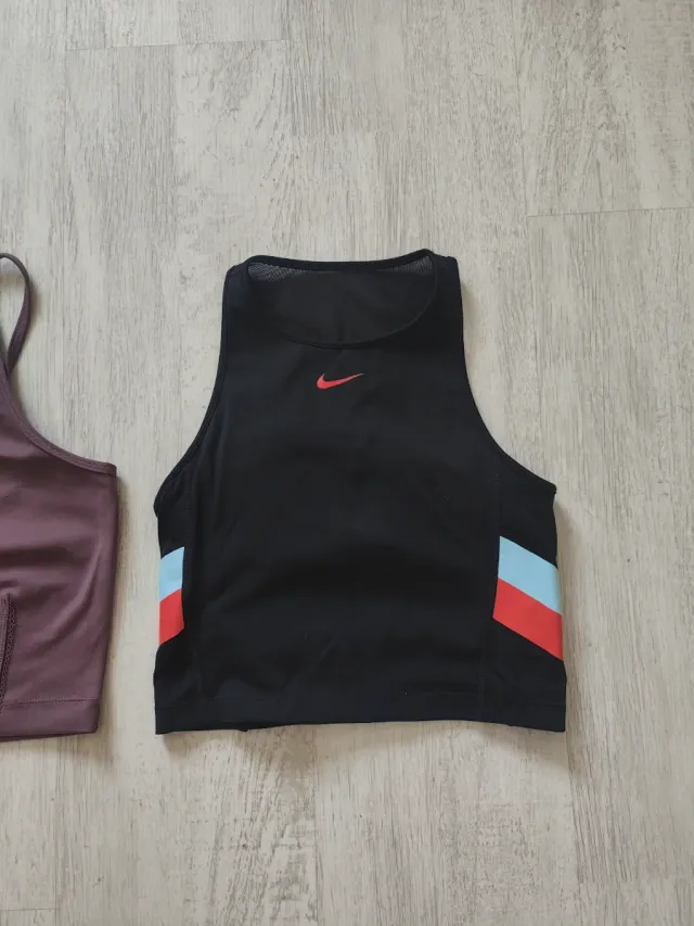 Top deportivo Puma morado y top Nike negro.