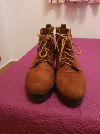 Botas marrones con cordones
