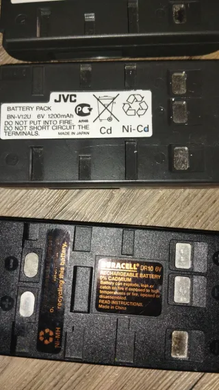Cargador y 5 Baterías JVC