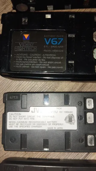 Cargador y 5 Baterías JVC