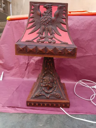 Lámpara antigua repujada en cuero