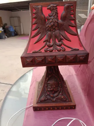 Lámpara antigua repujada en cuero