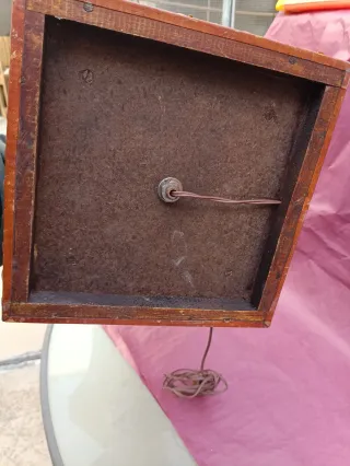 Lámpara antigua repujada en cuero